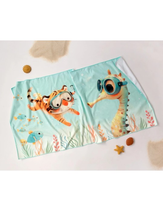 La toalla de playa o piscina de Kiokids es perfecta para abrazar a tu bebé después del baño.