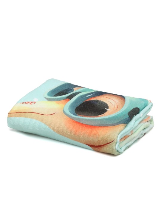 La toalla de playa o piscina de Kiokids es perfecta para abrazar a tu bebé después del baño.
